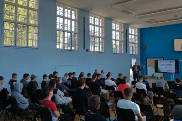 Innovation Nottinghamshire speaking to the Engineering and Electrical Installation students to discuss 5G